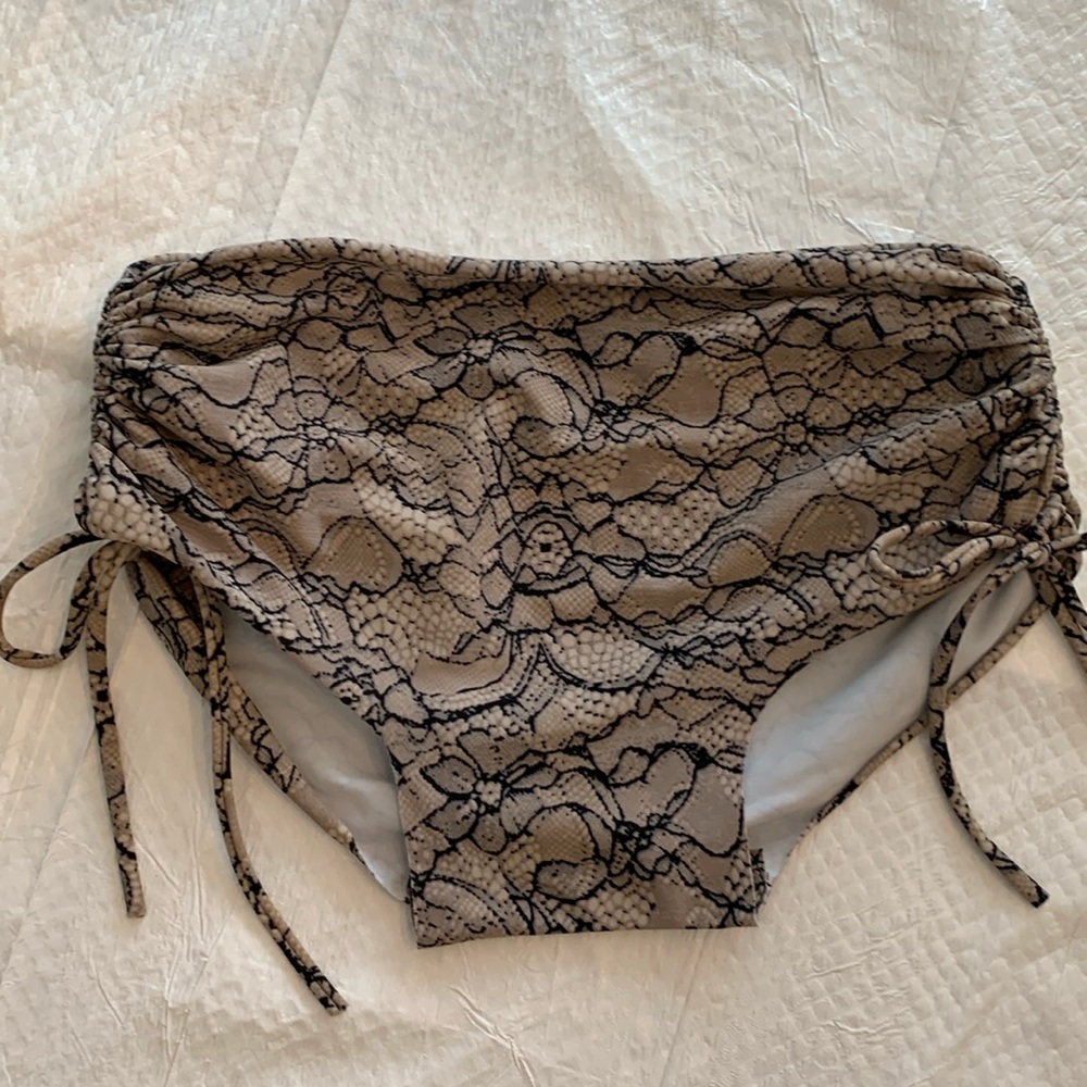 Great condition! Perfect for yoga/swimming